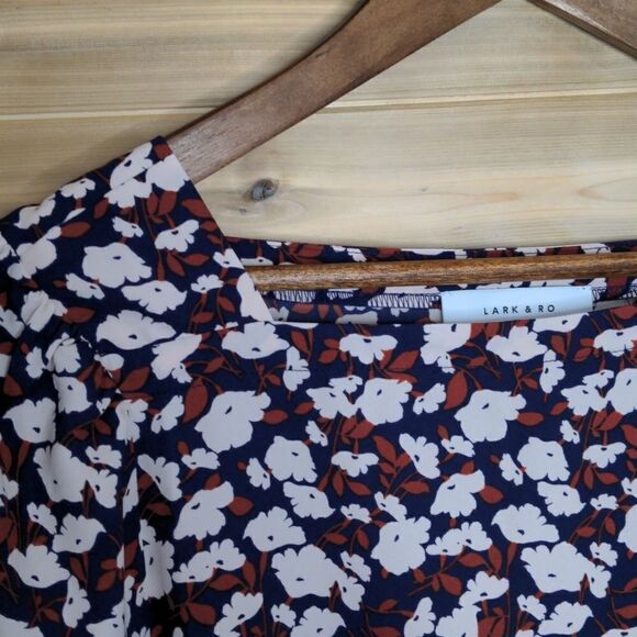 Lark & Ro Floral Print Short Sleeve Blouse Size Medium - Picture 2 of 8